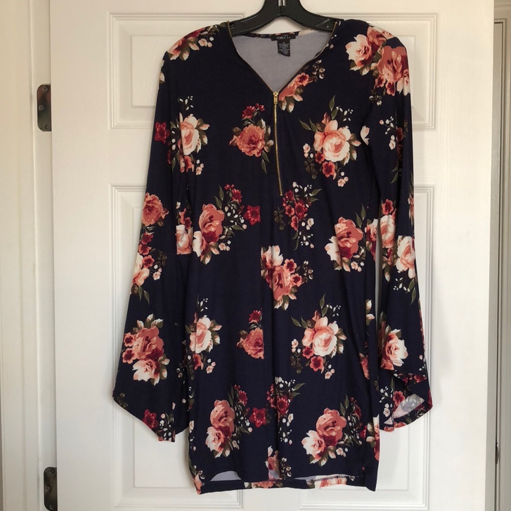 Super cute floral navy dress!